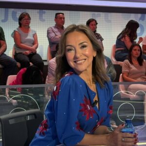 Carme Barceló Instagram - Anem tancant la paradeta laboral del 2025 aixecant els braços, mirant cap endavant amb actitud i pensant que la feina feta amb amor sempre és millor.
1. Hem sentit orgull del talent de casa
2. Hem tornat a lluir el llaç vermell
3. Hem reunit a dones poderoses
4. Hem recollit premis a Avila
5. Hem rigut com a bojos
6. Hem debutat a programes icònics de la televisió
7.  Hem moderat taules rodones
8. Hem tocat medalla i el cel
9. Hem acompanyat a una futbolista a fer-se un vestit
10.  Hem presentat actes amb dones úniques
11. Hem fet ioga a la plaça del poble
12. Hem fet ràdio el dia que vam tornar a casa
13.  Hem parlat tranquilament amb un futbolista asseguts a la cadira de l’entrenador
14. Hem fet clínics a estadis olímpics
15. Hem complert divuit anys al lloc on molt va començar
16. Hem fet centenars d’hores de twitch
17. Hem fet un cafè futbolero tots els dilluns al matí
18. Hem reconegut el talent de dones irrepetibles
19. Hem aplaudit de cor a cadascuna de les persones que decideixen veure’ns cada nit
20. I em gaudit els centenars de milers de paraules escrites als diaris i revistes on em deixo anar i trec a passejar l’esperit crític.