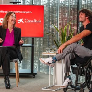 Carme Barceló Instagram - Anem tancant la paradeta laboral del 2025 aixecant els braços, mirant cap endavant amb actitud i pensant que la feina feta amb amor sempre és millor.
1. Hem sentit orgull del talent de casa
2. Hem tornat a lluir el llaç vermell
3. Hem reunit a dones poderoses
4. Hem recollit premis a Avila
5. Hem rigut com a bojos
6. Hem debutat a programes icònics de la televisió
7.  Hem moderat taules rodones
8. Hem tocat medalla i el cel
9. Hem acompanyat a una futbolista a fer-se un vestit
10.  Hem presentat actes amb dones úniques
11. Hem fet ioga a la plaça del poble
12. Hem fet ràdio el dia que vam tornar a casa
13.  Hem parlat tranquilament amb un futbolista asseguts a la cadira de l’entrenador
14. Hem fet clínics a estadis olímpics
15. Hem complert divuit anys al lloc on molt va començar
16. Hem fet centenars d’hores de twitch
17. Hem fet un cafè futbolero tots els dilluns al matí
18. Hem reconegut el talent de dones irrepetibles
19. Hem aplaudit de cor a cadascuna de les persones que decideixen veure’ns cada nit
20. I em gaudit els centenars de milers de paraules escrites als diaris i revistes on em deixo anar i trec a passejar l’esperit crític.