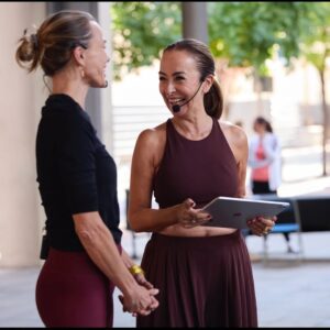 Carme Barceló Instagram - Anem tancant la paradeta laboral del 2025 aixecant els braços, mirant cap endavant amb actitud i pensant que la feina feta amb amor sempre és millor.
1. Hem sentit orgull del talent de casa
2. Hem tornat a lluir el llaç vermell
3. Hem reunit a dones poderoses
4. Hem recollit premis a Avila
5. Hem rigut com a bojos
6. Hem debutat a programes icònics de la televisió
7.  Hem moderat taules rodones
8. Hem tocat medalla i el cel
9. Hem acompanyat a una futbolista a fer-se un vestit
10.  Hem presentat actes amb dones úniques
11. Hem fet ioga a la plaça del poble
12. Hem fet ràdio el dia que vam tornar a casa
13.  Hem parlat tranquilament amb un futbolista asseguts a la cadira de l’entrenador
14. Hem fet clínics a estadis olímpics
15. Hem complert divuit anys al lloc on molt va començar
16. Hem fet centenars d’hores de twitch
17. Hem fet un cafè futbolero tots els dilluns al matí
18. Hem reconegut el talent de dones irrepetibles
19. Hem aplaudit de cor a cadascuna de les persones que decideixen veure’ns cada nit
20. I em gaudit els centenars de milers de paraules escrites als diaris i revistes on em deixo anar i trec a passejar l’esperit crític.