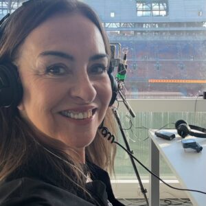 Carme Barceló Instagram - Anem tancant la paradeta laboral del 2025 aixecant els braços, mirant cap endavant amb actitud i pensant que la feina feta amb amor sempre és millor.
1. Hem sentit orgull del talent de casa
2. Hem tornat a lluir el llaç vermell
3. Hem reunit a dones poderoses
4. Hem recollit premis a Avila
5. Hem rigut com a bojos
6. Hem debutat a programes icònics de la televisió
7.  Hem moderat taules rodones
8. Hem tocat medalla i el cel
9. Hem acompanyat a una futbolista a fer-se un vestit
10.  Hem presentat actes amb dones úniques
11. Hem fet ioga a la plaça del poble
12. Hem fet ràdio el dia que vam tornar a casa
13.  Hem parlat tranquilament amb un futbolista asseguts a la cadira de l’entrenador
14. Hem fet clínics a estadis olímpics
15. Hem complert divuit anys al lloc on molt va començar
16. Hem fet centenars d’hores de twitch
17. Hem fet un cafè futbolero tots els dilluns al matí
18. Hem reconegut el talent de dones irrepetibles
19. Hem aplaudit de cor a cadascuna de les persones que decideixen veure’ns cada nit
20. I em gaudit els centenars de milers de paraules escrites als diaris i revistes on em deixo anar i trec a passejar l’esperit crític.