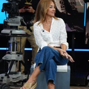 Carme Barceló Instagram - Anem tancant la paradeta laboral del 2025 aixecant els braços, mirant cap endavant amb actitud i pensant que la feina feta amb amor sempre és millor.
1. Hem sentit orgull del talent de casa
2. Hem tornat a lluir el llaç vermell
3. Hem reunit a dones poderoses
4. Hem recollit premis a Avila
5. Hem rigut com a bojos
6. Hem debutat a programes icònics de la televisió
7.  Hem moderat taules rodones
8. Hem tocat medalla i el cel
9. Hem acompanyat a una futbolista a fer-se un vestit
10.  Hem presentat actes amb dones úniques
11. Hem fet ioga a la plaça del poble
12. Hem fet ràdio el dia que vam tornar a casa
13.  Hem parlat tranquilament amb un futbolista asseguts a la cadira de l’entrenador
14. Hem fet clínics a estadis olímpics
15. Hem complert divuit anys al lloc on molt va començar
16. Hem fet centenars d’hores de twitch
17. Hem fet un cafè futbolero tots els dilluns al matí
18. Hem reconegut el talent de dones irrepetibles
19. Hem aplaudit de cor a cadascuna de les persones que decideixen veure’ns cada nit
20. I em gaudit els centenars de milers de paraules escrites als diaris i revistes on em deixo anar i trec a passejar l’esperit crític.