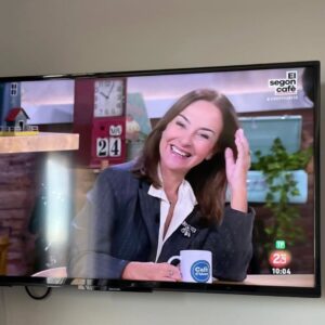 Carme Barceló Instagram - Anem tancant la paradeta laboral del 2025 aixecant els braços, mirant cap endavant amb actitud i pensant que la feina feta amb amor sempre és millor.
1. Hem sentit orgull del talent de casa
2. Hem tornat a lluir el llaç vermell
3. Hem reunit a dones poderoses
4. Hem recollit premis a Avila
5. Hem rigut com a bojos
6. Hem debutat a programes icònics de la televisió
7.  Hem moderat taules rodones
8. Hem tocat medalla i el cel
9. Hem acompanyat a una futbolista a fer-se un vestit
10.  Hem presentat actes amb dones úniques
11. Hem fet ioga a la plaça del poble
12. Hem fet ràdio el dia que vam tornar a casa
13.  Hem parlat tranquilament amb un futbolista asseguts a la cadira de l’entrenador
14. Hem fet clínics a estadis olímpics
15. Hem complert divuit anys al lloc on molt va començar
16. Hem fet centenars d’hores de twitch
17. Hem fet un cafè futbolero tots els dilluns al matí
18. Hem reconegut el talent de dones irrepetibles
19. Hem aplaudit de cor a cadascuna de les persones que decideixen veure’ns cada nit
20. I em gaudit els centenars de milers de paraules escrites als diaris i revistes on em deixo anar i trec a passejar l’esperit crític.