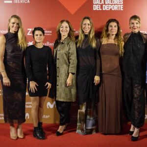 Carme Barceló Instagram - Anem tancant la paradeta laboral del 2025 aixecant els braços, mirant cap endavant amb actitud i pensant que la feina feta amb amor sempre és millor.
1. Hem sentit orgull del talent de casa
2. Hem tornat a lluir el llaç vermell
3. Hem reunit a dones poderoses
4. Hem recollit premis a Avila
5. Hem rigut com a bojos
6. Hem debutat a programes icònics de la televisió
7.  Hem moderat taules rodones
8. Hem tocat medalla i el cel
9. Hem acompanyat a una futbolista a fer-se un vestit
10.  Hem presentat actes amb dones úniques
11. Hem fet ioga a la plaça del poble
12. Hem fet ràdio el dia que vam tornar a casa
13.  Hem parlat tranquilament amb un futbolista asseguts a la cadira de l’entrenador
14. Hem fet clínics a estadis olímpics
15. Hem complert divuit anys al lloc on molt va començar
16. Hem fet centenars d’hores de twitch
17. Hem fet un cafè futbolero tots els dilluns al matí
18. Hem reconegut el talent de dones irrepetibles
19. Hem aplaudit de cor a cadascuna de les persones que decideixen veure’ns cada nit
20. I em gaudit els centenars de milers de paraules escrites als diaris i revistes on em deixo anar i trec a passejar l’esperit crític.