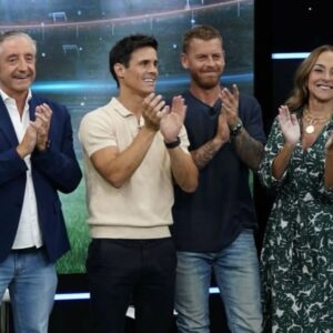 Carme Barceló Instagram - Anem tancant la paradeta laboral del 2025 aixecant els braços, mirant cap endavant amb actitud i pensant que la feina feta amb amor sempre és millor.
1. Hem sentit orgull del talent de casa
2. Hem tornat a lluir el llaç vermell
3. Hem reunit a dones poderoses
4. Hem recollit premis a Avila
5. Hem rigut com a bojos
6. Hem debutat a programes icònics de la televisió
7.  Hem moderat taules rodones
8. Hem tocat medalla i el cel
9. Hem acompanyat a una futbolista a fer-se un vestit
10.  Hem presentat actes amb dones úniques
11. Hem fet ioga a la plaça del poble
12. Hem fet ràdio el dia que vam tornar a casa
13.  Hem parlat tranquilament amb un futbolista asseguts a la cadira de l’entrenador
14. Hem fet clínics a estadis olímpics
15. Hem complert divuit anys al lloc on molt va començar
16. Hem fet centenars d’hores de twitch
17. Hem fet un cafè futbolero tots els dilluns al matí
18. Hem reconegut el talent de dones irrepetibles
19. Hem aplaudit de cor a cadascuna de les persones que decideixen veure’ns cada nit
20. I em gaudit els centenars de milers de paraules escrites als diaris i revistes on em deixo anar i trec a passejar l’esperit crític.