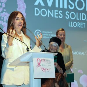 Carme Barceló Instagram - Una part del que ens ha deixat aquest novembre.
1. Segona casa: estació de Sants, maleta i cap a Madrid
2. Joan García: bon porter i millor persona @__joangarcia 
3. Ponències a Terrassa amb la Gemma Rosell i la Elena Congost @terrassa_serveidesports @gemmarossellc @elenacongost 
4. Madrina agraïda #SoparDonesSolidàries amb la @pilarinbayes i la @cristinacabanasrodriguez 
5. Amb la meva Núria recolzant la Xana i els seus projectes bonics @paseoporlasnubes @fundacionxana 
6. Un reportatge amb poderío @andreavilallonga @diariosport 
7. Tornem a casa, tornem al Camp Nou
8. Y Rubiales vino a @elchiringuitotv 
9. Nuestro Iñaki volvió a casa. Y lo bien que le sentamos los catalanes ;) @icano7 
10. La Navidad empieza con la cena de @elchiringuitotv en noviembre. 
11. La Gemma i el Team, el millor team @gemmamengual 
12. Con mi Ana al fin del mundo pasando por los Premios Woman @anaantic @woman_es 
13. Bulldog francès abrigat amb capa de Harry Potter #pobret
14. Woman power en la Gala Valores del Deporte @diariosport @jenniferpareja @mariaperez_marcha  @gemmamengual @lauraroca4 @crysdyaz @pau_inspirafit 
15. El mejor japonés de Madrid está en el Bernabeu
16. Gràcies per les teves paraules tan boniques, Jenni @jenniferpareja
