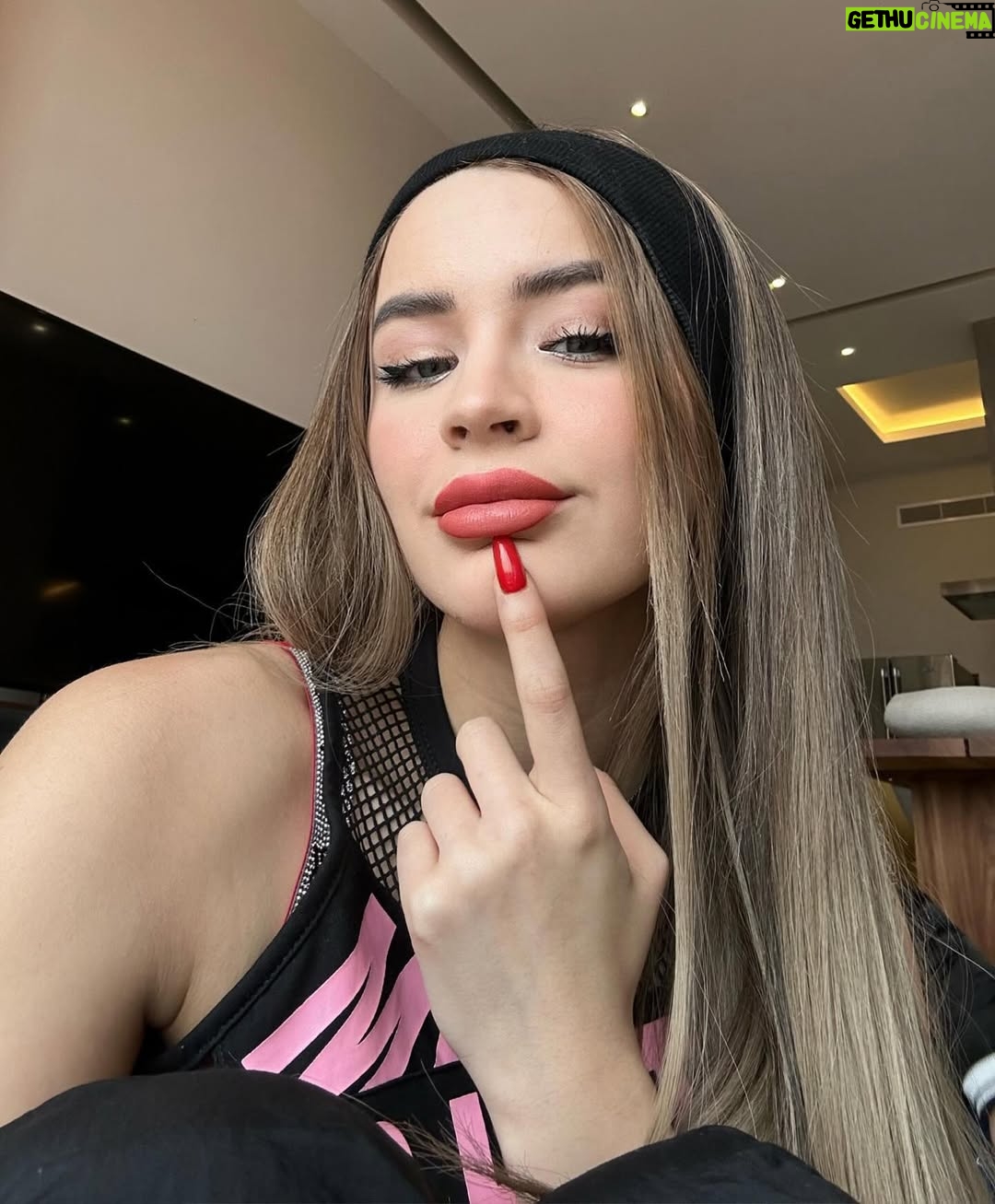 Carol Castro - 0.9 Million Likes - Mi vida entera ❤️