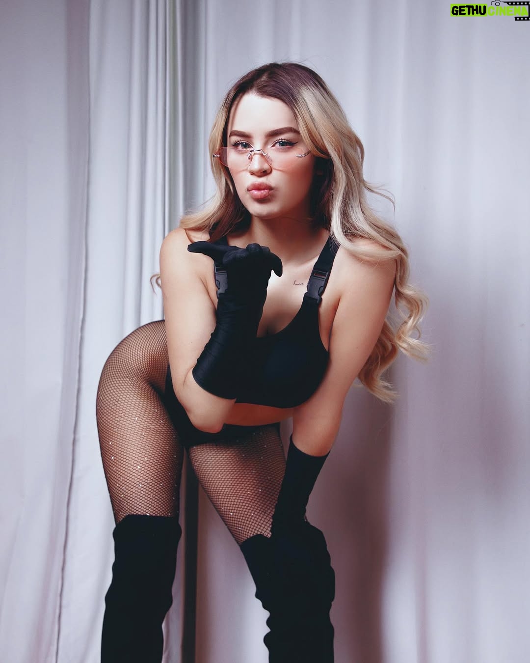 Carol Castro - 472.5K Likes - 🖤

📸: @kevinachuteguiphotos graciass❣️