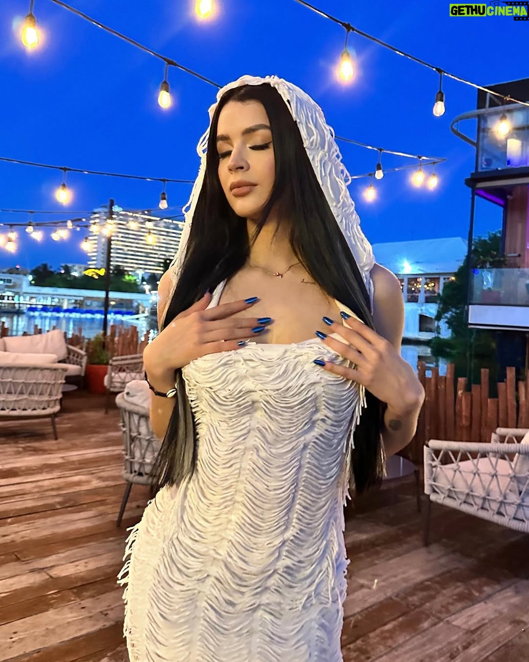 Carol Castro - 578.8K Likes - 🤍