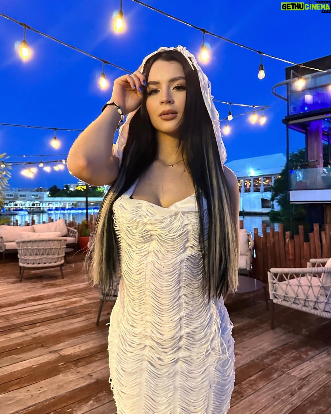Carol Castro - 578.8K Likes - 🤍