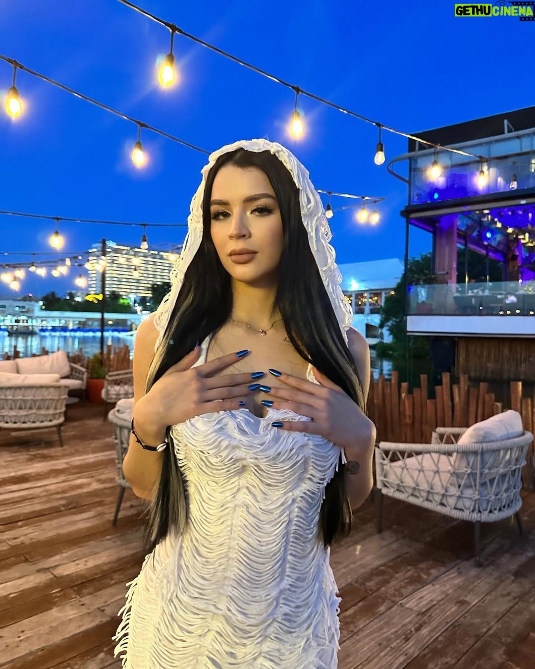 Carol Castro - 578.8K Likes - 🤍