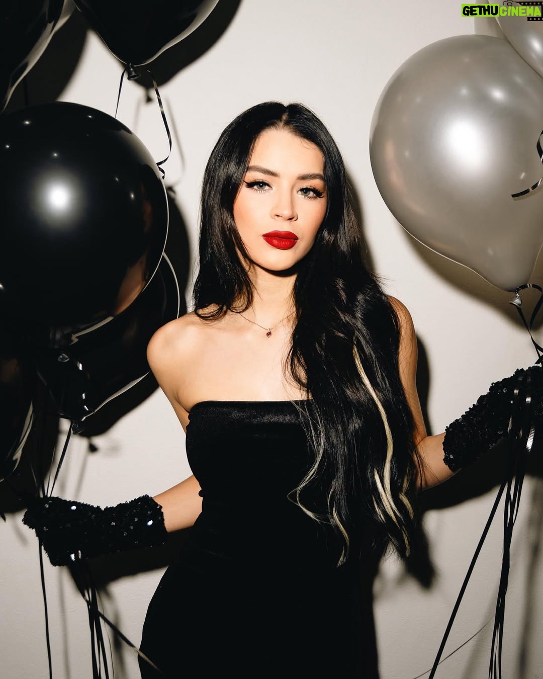 Carol Castro - 1.1 Million Likes - Happy birthday to me 💖 con el amor de mi vida ✨

👗: @eduardoblassmexico