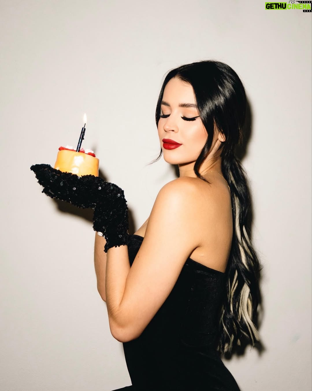 Carol Castro - 1.1 Million Likes - Happy birthday to me 💖 con el amor de mi vida ✨

👗: @eduardoblassmexico