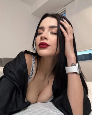Carol Castro Instagram - 🖤