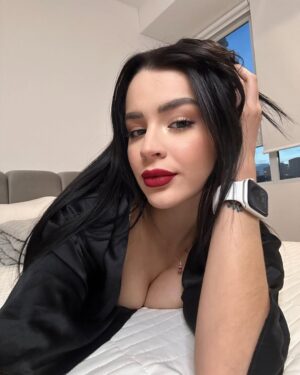 Carol Castro Instagram - 🖤