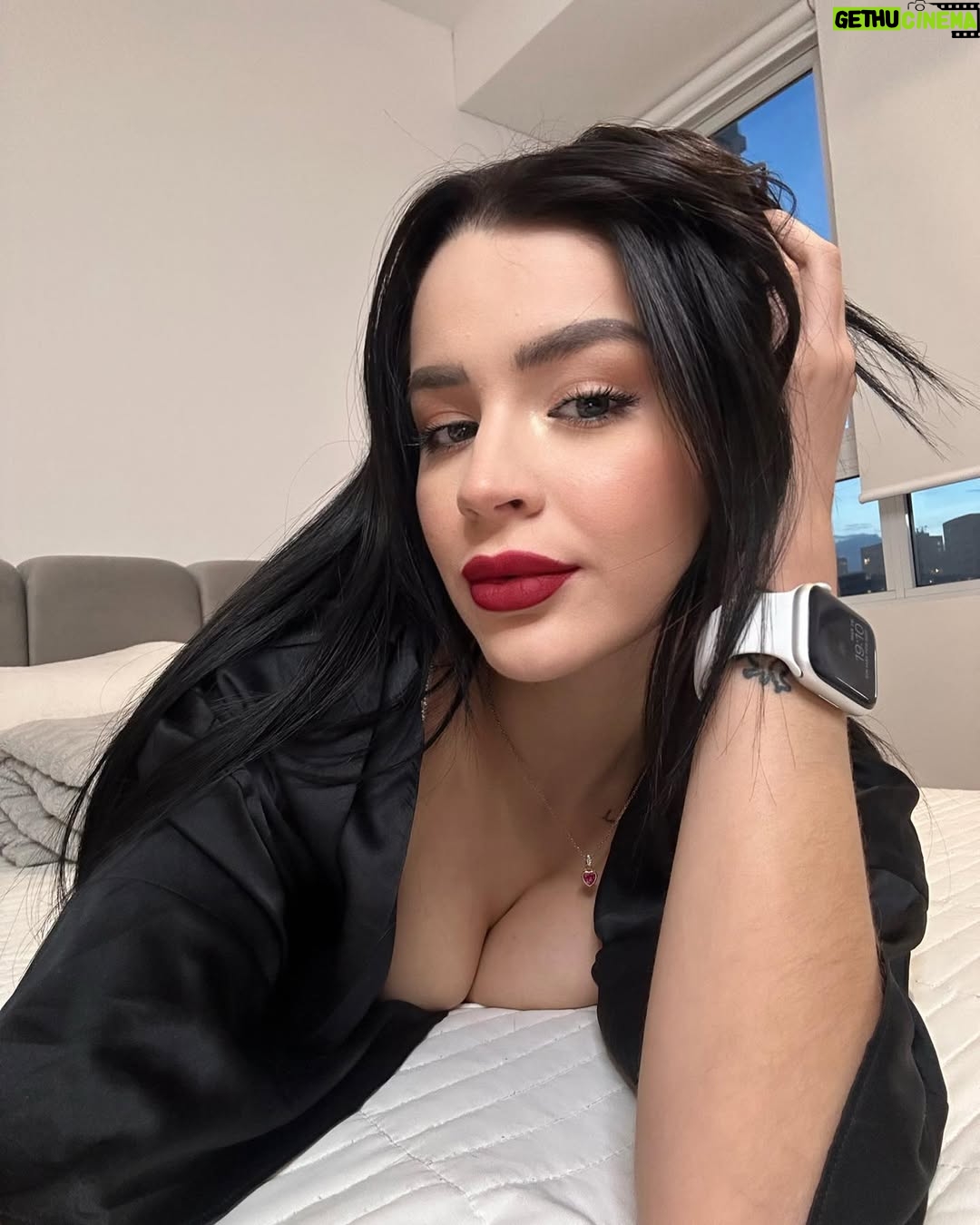 Carol Castro - 744.7K Likes - 🖤