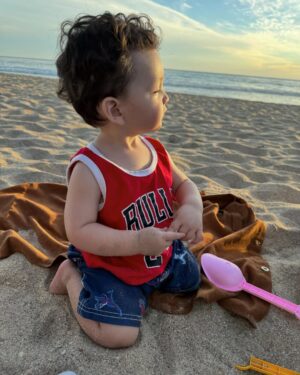 Carol Castro Instagram - Parece mentira lo rápido que pasa el tiempo, hace un año llegó mi motor de vida, la razón de mi felicidad, mi pequeño bebé. 

Tengo que confesar que escribir esto me está costando bastante, porque no hay palabras que puedan describir lo que siento por mi hijo y lo feliz que me ha hecho desde que llegó a mi vida, el amor y la felicidad que experimento desde hace un año son sentimientos que pensé que no podían existir y que gracias a mi pequeño los experimento día a día🥹

Gracias por existir Arturo, por regalarme cada momento mágico, por ser mi príncipe hermoso, por enseñarme lo que es amar de verdad, por darme los momentos más hermosos de mi vida, gracias por enseñarme a ser valiente y a ser fuerte. TODO vale la pena con cada sonrisa tuya

¡Te amo como nunca en mi vida había amado!❤️

Espero tener una vida entera por delante junto a ti, para aprender, para reír, para equivocarnos y llorar juntos, para enseñarte  todo lo que te haga sumar en tu vida. Nunca estarás solo, siempre vas a contar conmigo❤️
Feliz cumpleaños mi amor, me muero de ganas de seguir descubriendo la vida contigo🥹