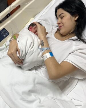 Carol Castro Instagram - Parece mentira lo rápido que pasa el tiempo, hace un año llegó mi motor de vida, la razón de mi felicidad, mi pequeño bebé. 

Tengo que confesar que escribir esto me está costando bastante, porque no hay palabras que puedan describir lo que siento por mi hijo y lo feliz que me ha hecho desde que llegó a mi vida, el amor y la felicidad que experimento desde hace un año son sentimientos que pensé que no podían existir y que gracias a mi pequeño los experimento día a día🥹

Gracias por existir Arturo, por regalarme cada momento mágico, por ser mi príncipe hermoso, por enseñarme lo que es amar de verdad, por darme los momentos más hermosos de mi vida, gracias por enseñarme a ser valiente y a ser fuerte. TODO vale la pena con cada sonrisa tuya

¡Te amo como nunca en mi vida había amado!❤️

Espero tener una vida entera por delante junto a ti, para aprender, para reír, para equivocarnos y llorar juntos, para enseñarte  todo lo que te haga sumar en tu vida. Nunca estarás solo, siempre vas a contar conmigo❤️
Feliz cumpleaños mi amor, me muero de ganas de seguir descubriendo la vida contigo🥹