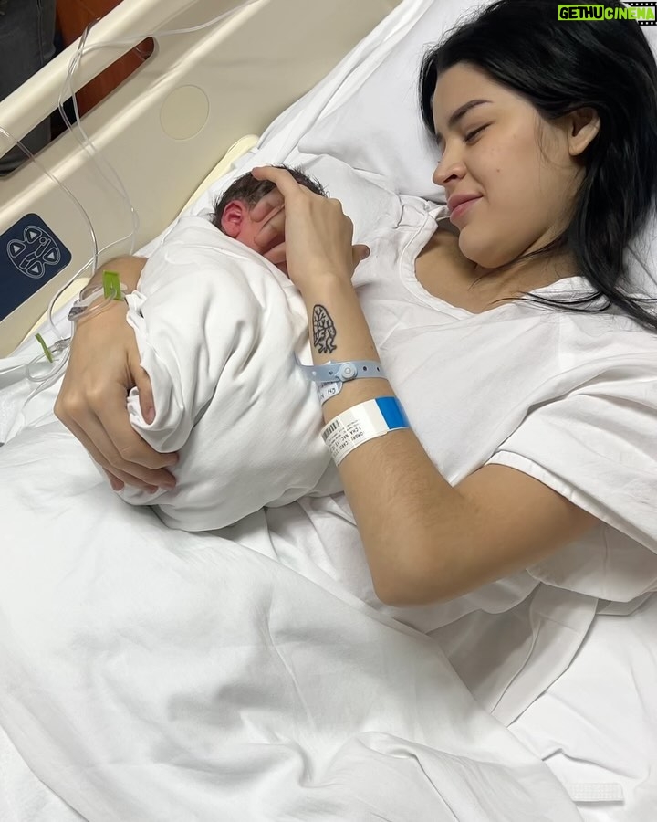 Carol Castro - 842.7K Likes - Parece mentira lo rápido que pasa el tiempo, hace un año llegó mi motor de vida, la razón de mi felicidad, mi pequeño bebé. 

Tengo que confesar que escribir esto me está costando bastante, porque no hay palabras que puedan describir lo que siento por mi hijo y lo feliz que me ha hecho desde que llegó a mi vida, el amor y la felicidad que experimento desde hace un año son sentimientos que pensé que no podían existir y que gracias a mi pequeño los experimento día a día🥹

Gracias por existir Arturo, por regalarme cada momento mágico, por ser mi príncipe hermoso, por enseñarme lo que es amar de verdad, por darme los momentos más hermosos de mi vida, gracias por enseñarme a ser valiente y a ser fuerte. TODO vale la pena con cada sonrisa tuya

¡Te amo como nunca en mi vida había amado!❤️

Espero tener una vida entera por delante junto a ti, para aprender, para reír, para equivocarnos y llorar juntos, para enseñarte  todo lo que te haga sumar en tu vida. Nunca estarás solo, siempre vas a contar conmigo❤️
Feliz cumpleaños mi amor, me muero de ganas de seguir descubriendo la vida contigo🥹