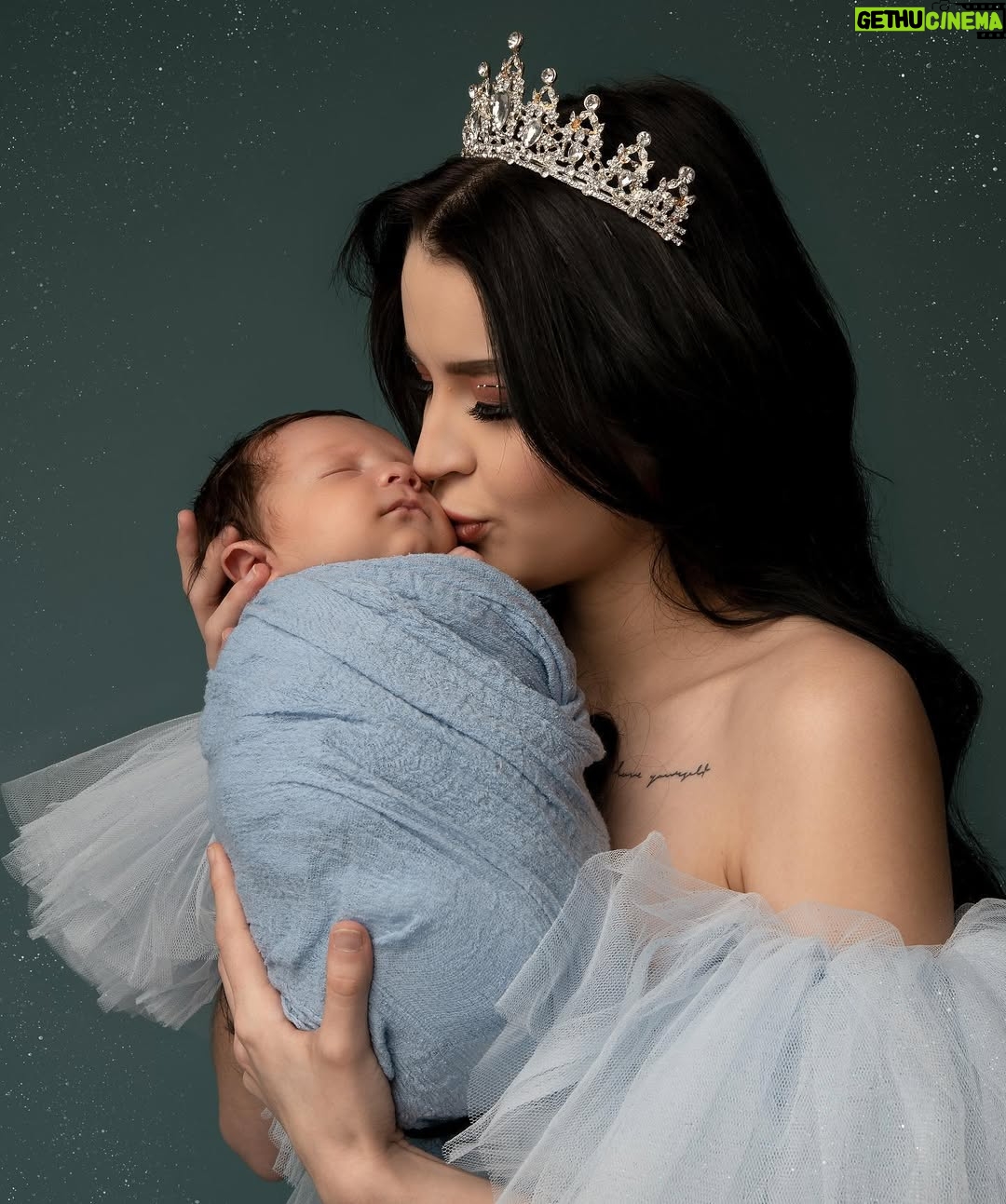 Carol Castro - 1.1 Million Likes - ❤️‍🩹