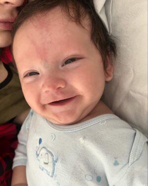 Carol Castro Instagram - Parece mentira lo rápido que pasa el tiempo, hace un año llegó mi motor de vida, la razón de mi felicidad, mi pequeño bebé. 

Tengo que confesar que escribir esto me está costando bastante, porque no hay palabras que puedan describir lo que siento por mi hijo y lo feliz que me ha hecho desde que llegó a mi vida, el amor y la felicidad que experimento desde hace un año son sentimientos que pensé que no podían existir y que gracias a mi pequeño los experimento día a día🥹

Gracias por existir Arturo, por regalarme cada momento mágico, por ser mi príncipe hermoso, por enseñarme lo que es amar de verdad, por darme los momentos más hermosos de mi vida, gracias por enseñarme a ser valiente y a ser fuerte. TODO vale la pena con cada sonrisa tuya

¡Te amo como nunca en mi vida había amado!❤️

Espero tener una vida entera por delante junto a ti, para aprender, para reír, para equivocarnos y llorar juntos, para enseñarte  todo lo que te haga sumar en tu vida. Nunca estarás solo, siempre vas a contar conmigo❤️
Feliz cumpleaños mi amor, me muero de ganas de seguir descubriendo la vida contigo🥹