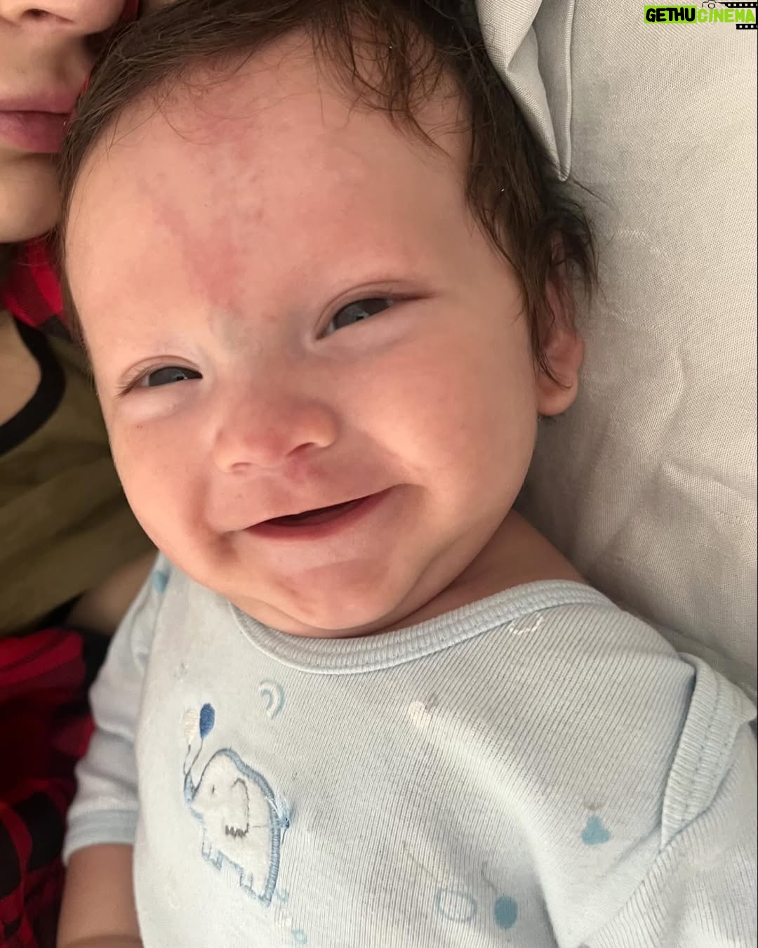 Carol Castro - 842.7K Likes - Parece mentira lo rápido que pasa el tiempo, hace un año llegó mi motor de vida, la razón de mi felicidad, mi pequeño bebé. 

Tengo que confesar que escribir esto me está costando bastante, porque no hay palabras que puedan describir lo que siento por mi hijo y lo feliz que me ha hecho desde que llegó a mi vida, el amor y la felicidad que experimento desde hace un año son sentimientos que pensé que no podían existir y que gracias a mi pequeño los experimento día a día🥹

Gracias por existir Arturo, por regalarme cada momento mágico, por ser mi príncipe hermoso, por enseñarme lo que es amar de verdad, por darme los momentos más hermosos de mi vida, gracias por enseñarme a ser valiente y a ser fuerte. TODO vale la pena con cada sonrisa tuya

¡Te amo como nunca en mi vida había amado!❤️

Espero tener una vida entera por delante junto a ti, para aprender, para reír, para equivocarnos y llorar juntos, para enseñarte  todo lo que te haga sumar en tu vida. Nunca estarás solo, siempre vas a contar conmigo❤️
Feliz cumpleaños mi amor, me muero de ganas de seguir descubriendo la vida contigo🥹