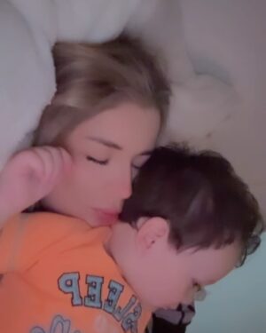 Carol Castro Instagram - Parece mentira lo rápido que pasa el tiempo, hace un año llegó mi motor de vida, la razón de mi felicidad, mi pequeño bebé. 

Tengo que confesar que escribir esto me está costando bastante, porque no hay palabras que puedan describir lo que siento por mi hijo y lo feliz que me ha hecho desde que llegó a mi vida, el amor y la felicidad que experimento desde hace un año son sentimientos que pensé que no podían existir y que gracias a mi pequeño los experimento día a día🥹

Gracias por existir Arturo, por regalarme cada momento mágico, por ser mi príncipe hermoso, por enseñarme lo que es amar de verdad, por darme los momentos más hermosos de mi vida, gracias por enseñarme a ser valiente y a ser fuerte. TODO vale la pena con cada sonrisa tuya

¡Te amo como nunca en mi vida había amado!❤️

Espero tener una vida entera por delante junto a ti, para aprender, para reír, para equivocarnos y llorar juntos, para enseñarte  todo lo que te haga sumar en tu vida. Nunca estarás solo, siempre vas a contar conmigo❤️
Feliz cumpleaños mi amor, me muero de ganas de seguir descubriendo la vida contigo🥹
