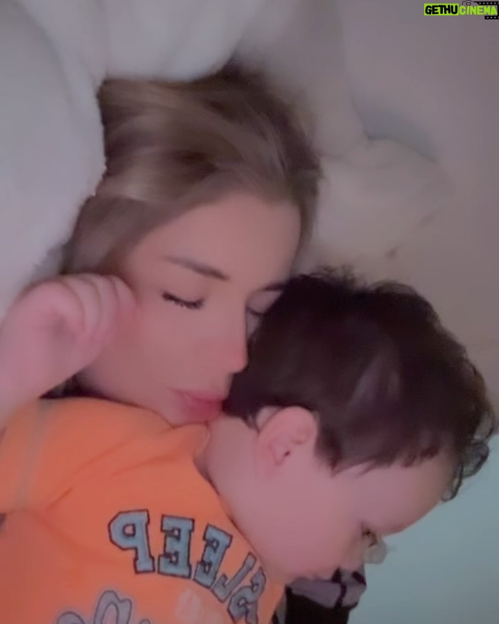 Carol Castro - 842.7K Likes - Parece mentira lo rápido que pasa el tiempo, hace un año llegó mi motor de vida, la razón de mi felicidad, mi pequeño bebé. 

Tengo que confesar que escribir esto me está costando bastante, porque no hay palabras que puedan describir lo que siento por mi hijo y lo feliz que me ha hecho desde que llegó a mi vida, el amor y la felicidad que experimento desde hace un año son sentimientos que pensé que no podían existir y que gracias a mi pequeño los experimento día a día🥹

Gracias por existir Arturo, por regalarme cada momento mágico, por ser mi príncipe hermoso, por enseñarme lo que es amar de verdad, por darme los momentos más hermosos de mi vida, gracias por enseñarme a ser valiente y a ser fuerte. TODO vale la pena con cada sonrisa tuya

¡Te amo como nunca en mi vida había amado!❤️

Espero tener una vida entera por delante junto a ti, para aprender, para reír, para equivocarnos y llorar juntos, para enseñarte  todo lo que te haga sumar en tu vida. Nunca estarás solo, siempre vas a contar conmigo❤️
Feliz cumpleaños mi amor, me muero de ganas de seguir descubriendo la vida contigo🥹