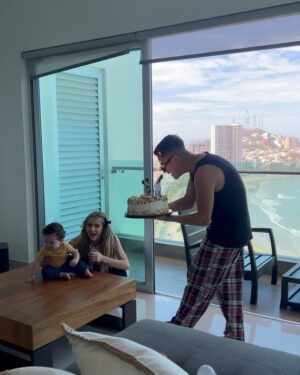 Carol Castro Instagram - Parece mentira lo rápido que pasa el tiempo, hace un año llegó mi motor de vida, la razón de mi felicidad, mi pequeño bebé. 

Tengo que confesar que escribir esto me está costando bastante, porque no hay palabras que puedan describir lo que siento por mi hijo y lo feliz que me ha hecho desde que llegó a mi vida, el amor y la felicidad que experimento desde hace un año son sentimientos que pensé que no podían existir y que gracias a mi pequeño los experimento día a día🥹

Gracias por existir Arturo, por regalarme cada momento mágico, por ser mi príncipe hermoso, por enseñarme lo que es amar de verdad, por darme los momentos más hermosos de mi vida, gracias por enseñarme a ser valiente y a ser fuerte. TODO vale la pena con cada sonrisa tuya

¡Te amo como nunca en mi vida había amado!❤️

Espero tener una vida entera por delante junto a ti, para aprender, para reír, para equivocarnos y llorar juntos, para enseñarte  todo lo que te haga sumar en tu vida. Nunca estarás solo, siempre vas a contar conmigo❤️
Feliz cumpleaños mi amor, me muero de ganas de seguir descubriendo la vida contigo🥹