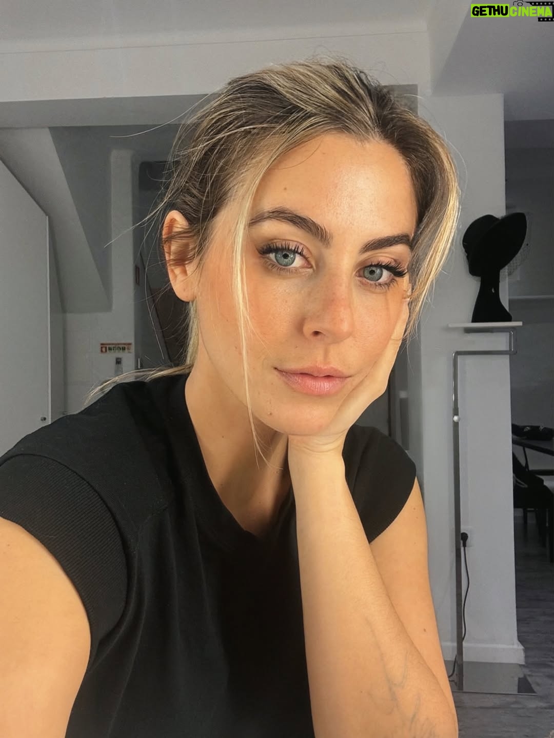 Carolina Castelinho - 2K Likes - Uma ida à @whataboutagency dá sempre uma boa selfie 🥰