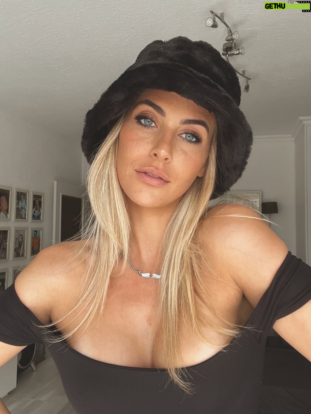 Carolina Castelinho - 2.9K Likes - Fluffy hats season 🥹🤞🏼