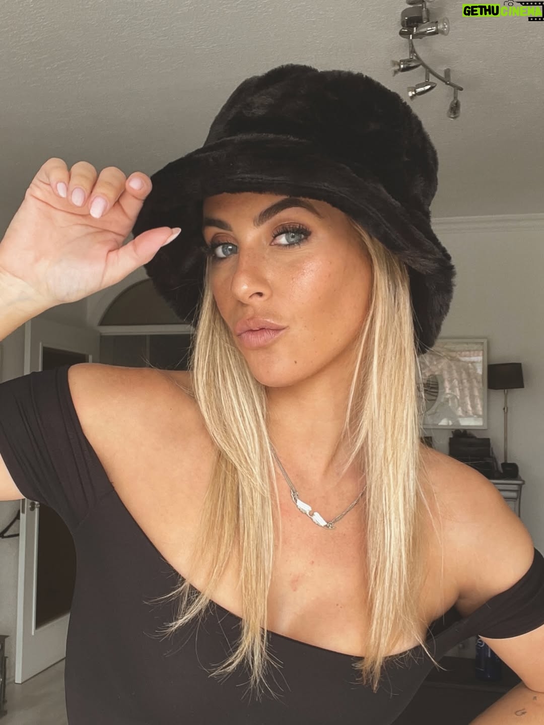 Carolina Castelinho - 2.9K Likes - Fluffy hats season 🥹🤞🏼
