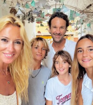 Carolina Cerezuela Instagram - Mira la que hemos liao, 1 1 = a mi universo entero , a ver que regla matemática explica esto … 

#14aniversario #18años #3hijos y sumando para #unavidaentera 
@carlamoyya #carlosmoya #daniela #carlosjr
