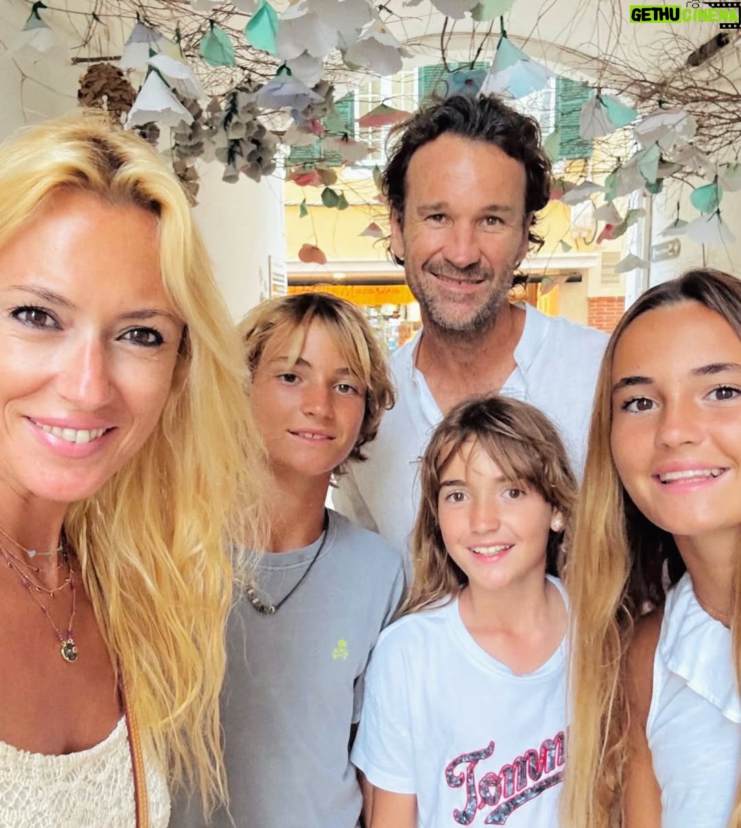 Carolina Cerezuela - 31.7K Likes - Mira la que hemos liao, 1 1 = a mi universo entero , a ver que regla matemática explica esto … 

#14aniversario #18años #3hijos y sumando para #unavidaentera 
@carlamoyya #carlosmoya #daniela #carlosjr