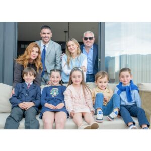 Carolina Cruz Instagram - Le preguntamos a Mati que quería hacer el día de su primera comunión.
Nos dijo: papás quiero algo muy sencillo, la familia, que papá me haga un asado, una torta que tenga un ángel, un Cristo y que por dentro que sea un arcoíris, flores muchas flores en la mesa y de recuerdo una velita de la virgen…. Así se hizo!!
Gracias @decopartybox por lograr algo tan sencillo pero DIVINO, gracias @mtbravophotography por capturas las imágenes más especiales.
Somos y seremos siempre FAMILIA ❤️ Te Amamos Mi Amor Grande!!
