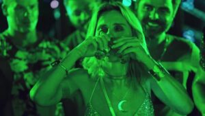 Carolina Dieckmann Instagram - Recebam com exclusividade uma cena de (DES)CONTROLE, filme estrelado por Carolina Dieckmmann, e dirigido por Rosane Svartman e Carol Minêm, que estreia em 5 de fevereiro nos cinemas. O longa, inspirado em histórias reais, é a nova produção da Migdal Filmes.

Na cena, a escritora Kátia Klein (Carolina Dieckmmann), está alcoolizada e se diverte em uma boate com um grupo de homens que acabou de conhecer. A situação de pura diversão se torna tensa quando o grupo tenta levá-la para a casa de um deles para uma “saideira”, e Kátia percebe que corre perigo.

#OmeleteExclusivo