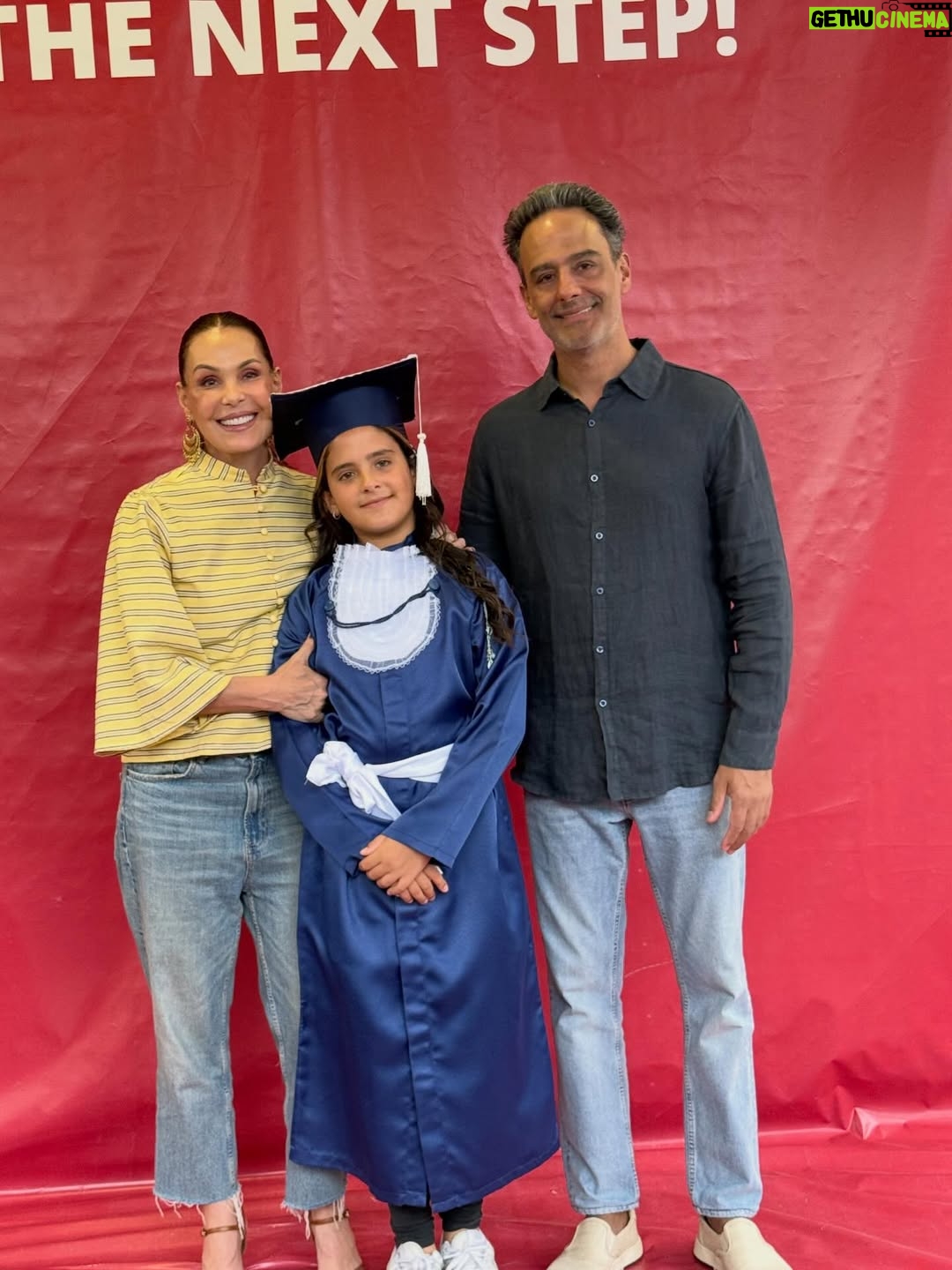 Carolina Ferraz - 30.2K Likes - Hoje foi um dia importante! Izabel cumpriu parte da sua jornada como estudante e se formou no fundamental 1. Agora outra escola e outra fase se inicia. Parabéns filhota, você arrasou!! ❤️❤️