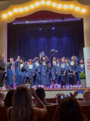 Carolina Ferraz Instagram - Hoje foi um dia importante! Izabel cumpriu parte da sua jornada como estudante e se formou no fundamental 1. Agora outra escola e outra fase se inicia. Parabéns filhota, você arrasou!! ❤️❤️