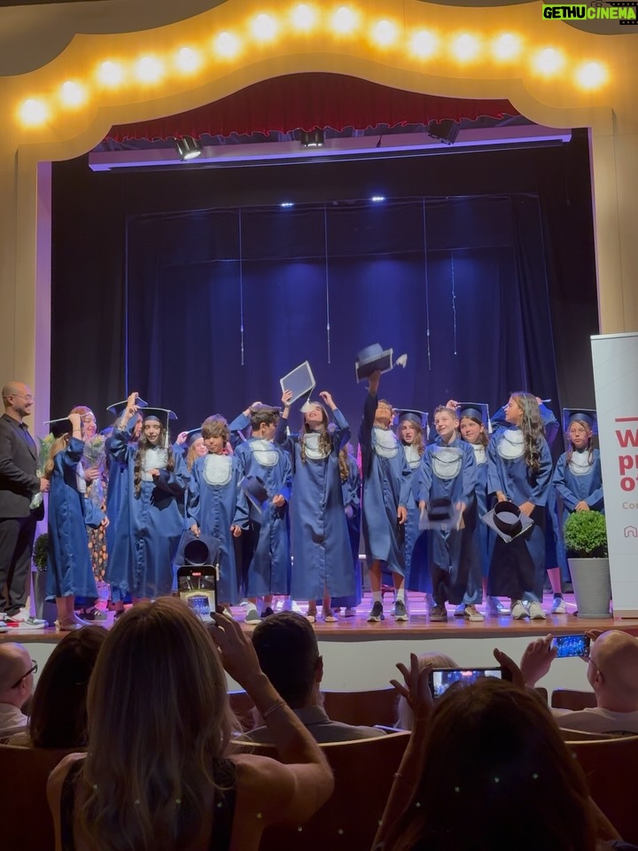 Carolina Ferraz - 30.2K Likes - Hoje foi um dia importante! Izabel cumpriu parte da sua jornada como estudante e se formou no fundamental 1. Agora outra escola e outra fase se inicia. Parabéns filhota, você arrasou!! ❤️❤️