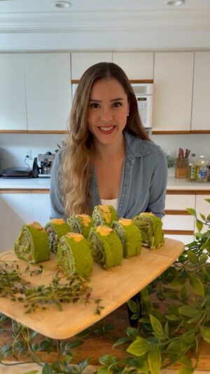 Carolina Mestrovic Instagram - ROLLITOS DE ESPINACA Y SALMÓN!🥬🍣
🍃2 tazas de espinaca
🍃2 huevos
🍃40g de harina de almendras
🍃sal
🍃queso crema
🍃 alga nori
🍃palta o aguacate pisado
🍃cebolla verde picada
🍃semillas de sésamo
🍃láminas de salmón ahumado
Para decorar:
🍃mezclar un poquito de Mayo con salsa siracha y miel
🍃almendras fileteadas
Con cariño!..✨❤️
Caro.
Si te gustó la receta dale like y comparte🥰
#rollo #spinach #salmon #nori #siracha #espinaca #simpleysaludable #healthy
