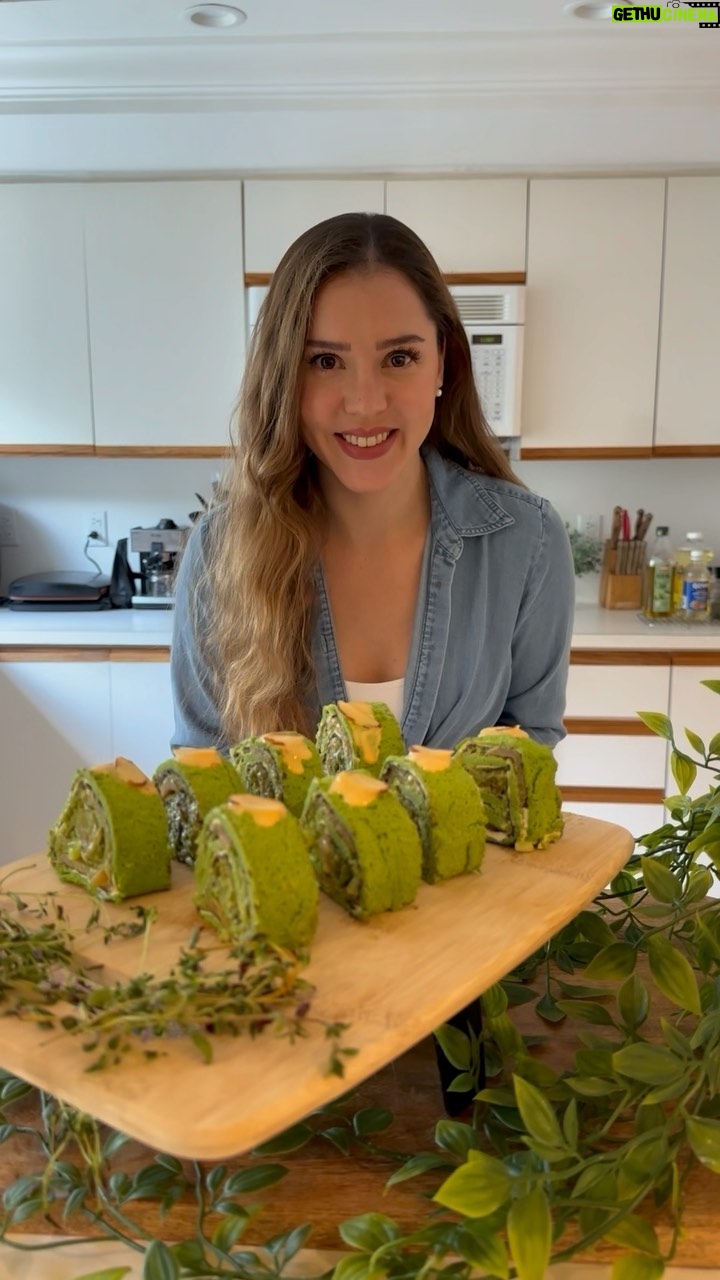 Carolina Mestrovic - 4.8K Likes - ROLLITOS DE ESPINACA Y SALMÓN!🥬🍣

🍃2 tazas de espinaca
🍃2 huevos
🍃40g de harina de almendras
🍃sal
🍃queso crema
🍃 alga nori
🍃palta o aguacate pisado
🍃cebolla verde picada
🍃semillas de sésamo
🍃láminas de salmón ahumado

Para decorar:

🍃mezclar un poquito de Mayo con salsa siracha y miel 
🍃almendras fileteadas

Con cariño!..✨❤️
Caro.

Si te gustó la receta dale like y comparte🥰

#rollo #spinach #salmon #nori #siracha #espinaca #simpleysaludable #healthy