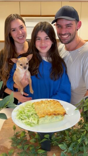 Carolina Mestrovic Instagram - PASTEL DE ZAPALLITO!
🌱2 zapallitos italianos o zucchinis
🌱3 huevos
🌱sal
🌱pimienta
🌱cebolla en polvo
🌱ajo en polvo
🌱queso mozzarella a gusto
🌱queso llanero a gusto
♨️Horno 200c/400f x 30 min!
Con cariño!..❤️✨
Caro.
Si te gustó dale like y comparte la receta!🥰
#consaborycorazon #zapallito #pastel #zucchini #receta #healthy #food #family