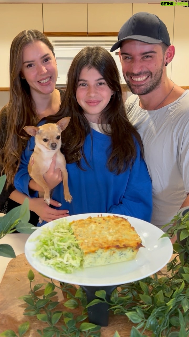 Carolina Mestrovic - 13.6K Likes - PASTEL DE ZAPALLITO! 

🌱2 zapallitos italianos o zucchinis
🌱3 huevos
🌱sal
🌱pimienta
🌱cebolla en polvo
🌱ajo en polvo
🌱queso mozzarella a gusto
🌱queso llanero a gusto

♨️Horno 200c/400f x 30 min! 

Con cariño!..❤️✨
Caro.

Si te gustó dale like y comparte la receta!🥰

#consaborycorazon #zapallito #pastel #zucchini  #receta #healthy #food #family