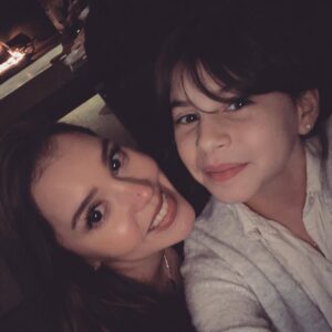 Carolina Mestrovic Instagram - Que tu sonrisa de ángel no se canse de bordar mariposas en tu cara…
Que tu inocencia de seda envuelva por siempre tu esencia…
Que tus ojitos profundos nunca dejen de asombrarse por la magia del mundo…
Que tus labios de rosa siempre aniden la palabra perfecta…
Que tus manitos de princesa tejan mil cien historias de terciopelo…
Que tus sueños de oro tengan alas tan grandes que ninguna tormenta les pueda robar el vuelo…
Que tus pies tornasolados guarden siempre la intuición para guiarte con pasos firmes por los caminos indicados…
Que cada noche las estrellas bajen del cielo y se arropen en tu cama…
Que la luna sabia te tenga como aliada y alumbre tu norte en las noches más extrañas…
Que le enseñes al tiempo que en vez de correr las horas son más bellas bailadas…
Que tu amor brillante sea el arma más fuerte en cualquier batalla…
Y que la niña que eres hoy se aferre a tu alma y atesore tu verdad en un cofrecito de plata…
..Con amor infinito..
Mamá.
FELIZ CUMPLEAÑOS MI VIDA❤️.