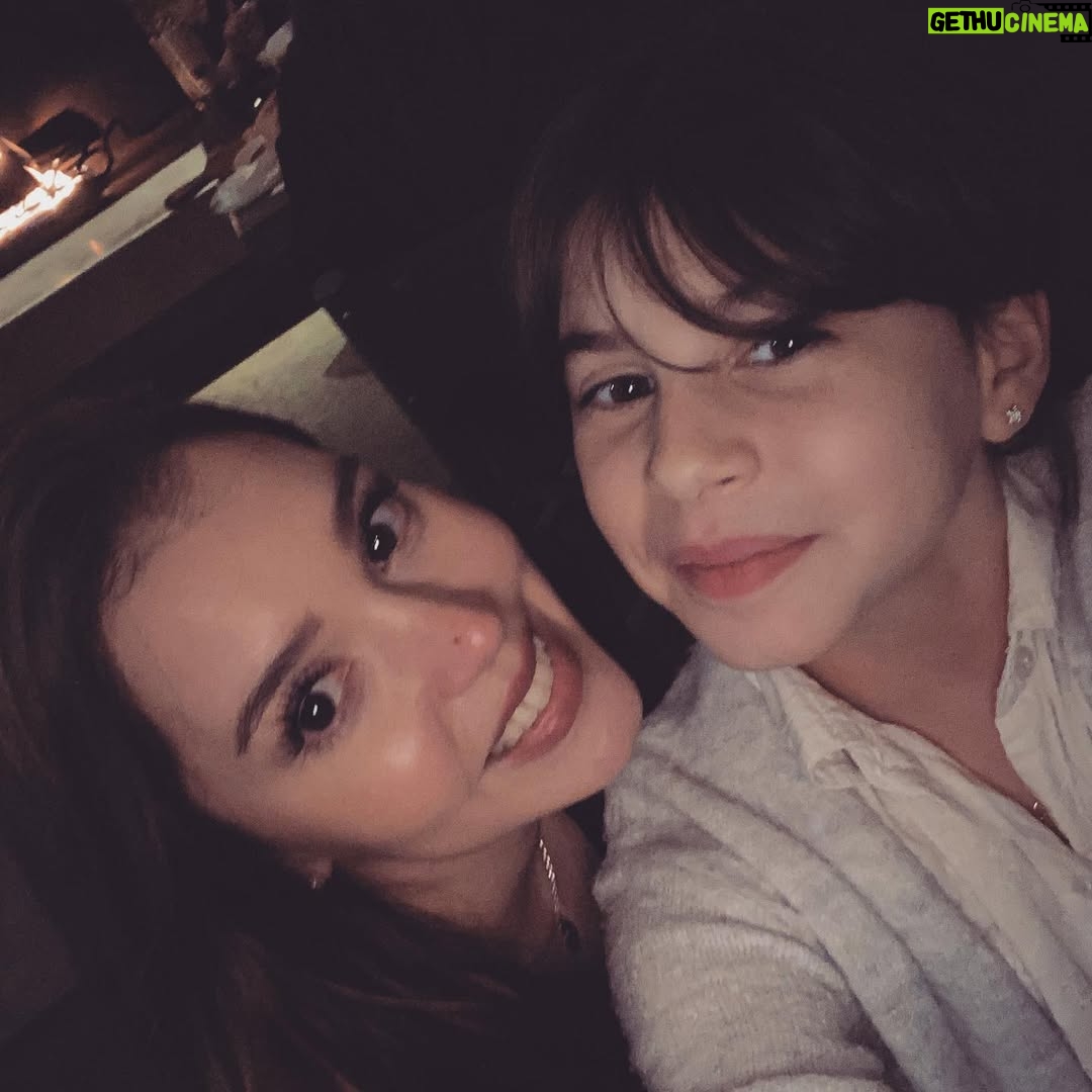 Carolina Mestrovic - 22.8K Likes - Que tu sonrisa de ángel no se canse de bordar mariposas en tu cara… 
Que tu inocencia de seda envuelva por siempre tu esencia…
Que tus ojitos profundos nunca dejen de asombrarse por la magia del mundo…
Que tus labios de rosa siempre aniden la palabra perfecta…
Que tus manitos de princesa tejan mil cien historias de terciopelo…
Que tus sueños de oro tengan alas tan grandes que ninguna tormenta les pueda robar el vuelo…
Que tus pies tornasolados guarden siempre la intuición para guiarte con pasos firmes por los caminos indicados…
Que cada noche las estrellas bajen del cielo y se arropen en tu cama…
Que la luna sabia te tenga como aliada y alumbre tu norte en las noches más extrañas…
Que le enseñes al tiempo que en vez de correr las horas son más bellas bailadas…
Que tu amor brillante sea el arma más fuerte en cualquier batalla…
Y que la niña que eres hoy se aferre a tu alma y atesore tu verdad en un cofrecito de plata…

..Con amor infinito.. 
Mamá.

FELIZ CUMPLEAÑOS MI VIDA❤️.