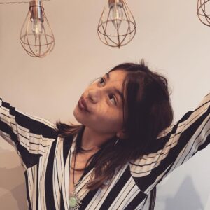 Carolina Mestrovic Instagram - Que tu sonrisa de ángel no se canse de bordar mariposas en tu cara…
Que tu inocencia de seda envuelva por siempre tu esencia…
Que tus ojitos profundos nunca dejen de asombrarse por la magia del mundo…
Que tus labios de rosa siempre aniden la palabra perfecta…
Que tus manitos de princesa tejan mil cien historias de terciopelo…
Que tus sueños de oro tengan alas tan grandes que ninguna tormenta les pueda robar el vuelo…
Que tus pies tornasolados guarden siempre la intuición para guiarte con pasos firmes por los caminos indicados…
Que cada noche las estrellas bajen del cielo y se arropen en tu cama…
Que la luna sabia te tenga como aliada y alumbre tu norte en las noches más extrañas…
Que le enseñes al tiempo que en vez de correr las horas son más bellas bailadas…
Que tu amor brillante sea el arma más fuerte en cualquier batalla…
Y que la niña que eres hoy se aferre a tu alma y atesore tu verdad en un cofrecito de plata…
..Con amor infinito..
Mamá.
FELIZ CUMPLEAÑOS MI VIDA❤️.