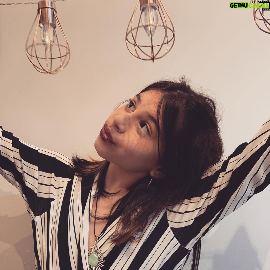 Carolina Mestrovic - 22.8K Likes - Que tu sonrisa de ángel no se canse de bordar mariposas en tu cara… 
Que tu inocencia de seda envuelva por siempre tu esencia…
Que tus ojitos profundos nunca dejen de asombrarse por la magia del mundo…
Que tus labios de rosa siempre aniden la palabra perfecta…
Que tus manitos de princesa tejan mil cien historias de terciopelo…
Que tus sueños de oro tengan alas tan grandes que ninguna tormenta les pueda robar el vuelo…
Que tus pies tornasolados guarden siempre la intuición para guiarte con pasos firmes por los caminos indicados…
Que cada noche las estrellas bajen del cielo y se arropen en tu cama…
Que la luna sabia te tenga como aliada y alumbre tu norte en las noches más extrañas…
Que le enseñes al tiempo que en vez de correr las horas son más bellas bailadas…
Que tu amor brillante sea el arma más fuerte en cualquier batalla…
Y que la niña que eres hoy se aferre a tu alma y atesore tu verdad en un cofrecito de plata…

..Con amor infinito.. 
Mamá.

FELIZ CUMPLEAÑOS MI VIDA❤️.