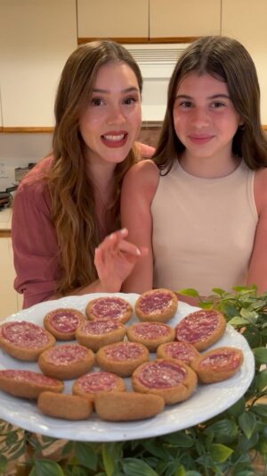 Carolina Mestrovic Instagram - PEPAS SALUDABLES!
🍓1 huevo
🍓1/2 copa de endulzante (erythritol)
🍓esencia de vainilla
🍓3 cucharadas de leche de almendras
🍓120 gramos de harina integral
🍓6 cucharadas de harina de avena
🍓4 cucharadas de mantequilla derretida
🍓mermelada de frambuesa sin azúcar
Horno 180 grados x 30 min!
Con cariño!…❤️✨
Caro.
Si te gustó dale like y comparte la receta!🥰
#cookies #simpleysaludable #frambuesa #pepas #galletas #receta #raspberry #food #healthy