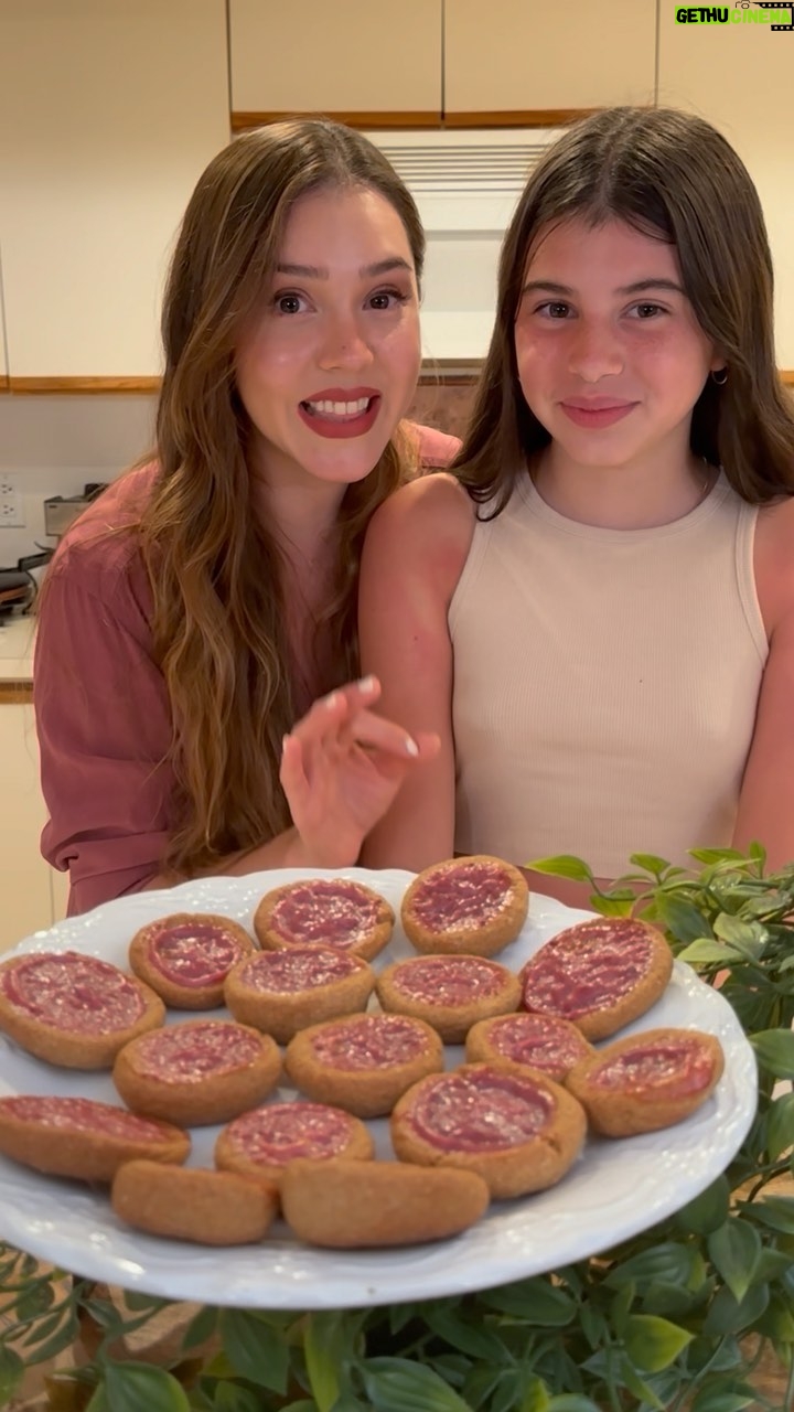 Carolina Mestrovic - 14.6K Likes - PEPAS SALUDABLES!

🍓1 huevo
🍓1/2 copa de endulzante (erythritol)
🍓esencia de vainilla 
🍓3 cucharadas de leche de almendras
🍓120 gramos de harina integral
🍓6 cucharadas de harina de avena
🍓4 cucharadas de mantequilla derretida
🍓mermelada de frambuesa sin azúcar 

Horno 180 grados x 30 min!

Con cariño!…❤️✨
Caro.

Si te gustó dale like y comparte la receta!🥰

#cookies #simpleysaludable #frambuesa #pepas #galletas #receta #raspberry #food #healthy