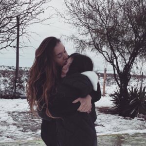 Carolina Mestrovic Instagram - Que tu sonrisa de ángel no se canse de bordar mariposas en tu cara…
Que tu inocencia de seda envuelva por siempre tu esencia…
Que tus ojitos profundos nunca dejen de asombrarse por la magia del mundo…
Que tus labios de rosa siempre aniden la palabra perfecta…
Que tus manitos de princesa tejan mil cien historias de terciopelo…
Que tus sueños de oro tengan alas tan grandes que ninguna tormenta les pueda robar el vuelo…
Que tus pies tornasolados guarden siempre la intuición para guiarte con pasos firmes por los caminos indicados…
Que cada noche las estrellas bajen del cielo y se arropen en tu cama…
Que la luna sabia te tenga como aliada y alumbre tu norte en las noches más extrañas…
Que le enseñes al tiempo que en vez de correr las horas son más bellas bailadas…
Que tu amor brillante sea el arma más fuerte en cualquier batalla…
Y que la niña que eres hoy se aferre a tu alma y atesore tu verdad en un cofrecito de plata…
..Con amor infinito..
Mamá.
FELIZ CUMPLEAÑOS MI VIDA❤️.