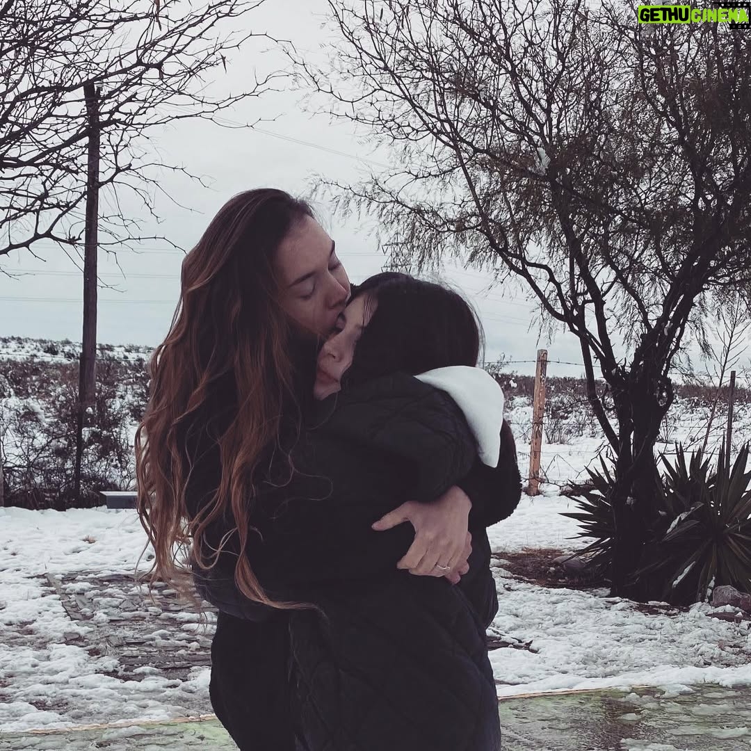 Carolina Mestrovic - 22.8K Likes - Que tu sonrisa de ángel no se canse de bordar mariposas en tu cara… 
Que tu inocencia de seda envuelva por siempre tu esencia…
Que tus ojitos profundos nunca dejen de asombrarse por la magia del mundo…
Que tus labios de rosa siempre aniden la palabra perfecta…
Que tus manitos de princesa tejan mil cien historias de terciopelo…
Que tus sueños de oro tengan alas tan grandes que ninguna tormenta les pueda robar el vuelo…
Que tus pies tornasolados guarden siempre la intuición para guiarte con pasos firmes por los caminos indicados…
Que cada noche las estrellas bajen del cielo y se arropen en tu cama…
Que la luna sabia te tenga como aliada y alumbre tu norte en las noches más extrañas…
Que le enseñes al tiempo que en vez de correr las horas son más bellas bailadas…
Que tu amor brillante sea el arma más fuerte en cualquier batalla…
Y que la niña que eres hoy se aferre a tu alma y atesore tu verdad en un cofrecito de plata…

..Con amor infinito.. 
Mamá.

FELIZ CUMPLEAÑOS MI VIDA❤️.